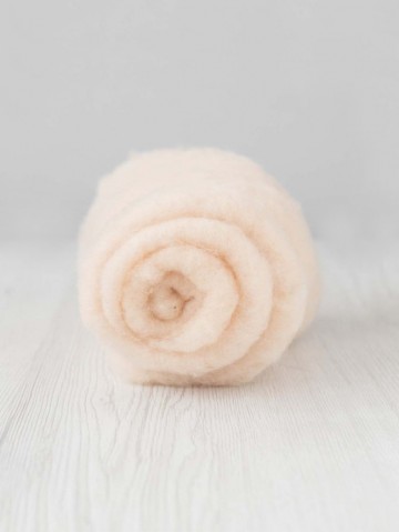 Gekaarde bergschaap in de kleur licht beige