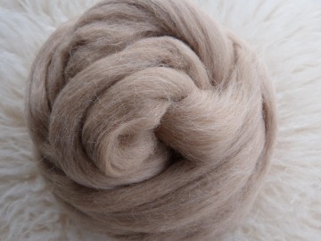 Fijne fawn kleurige alpaca in lont