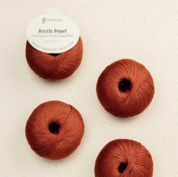 Arctic Pearl Cognac garen detail – vegan Fingering Lyocell Seacell