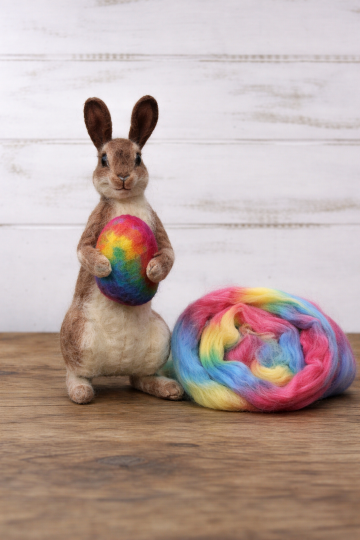 Naaldgevilt konijn met kleurrijk ei van multi color ruimtegeverfde merino lontwol 22/23 micron (Space Dyed)