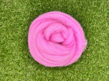 Gekaarde Corriedale in lont in de kleur roze met een beetje moerbeizijde