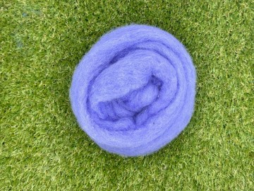 Gekaarde Corriedale in lont in de kleur paars-blauw