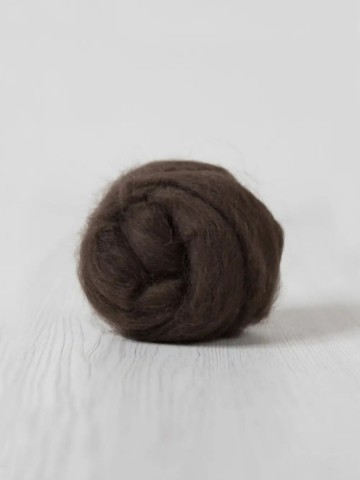 100% yak vezel in de kleur donkerbruin met een vezeldikte van circa 18 micron. Geschikt voor spinnen, naaldvilten, natvilten en weven. Verkrijgbaar per 25 en 50 gram.