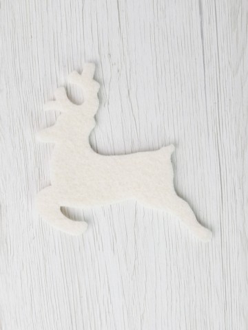 Vilten rendier in de kleur Milk, 10 cm hoog en 9 cm breed, gemaakt van stevig wolvilt voor kerstdecoraties.