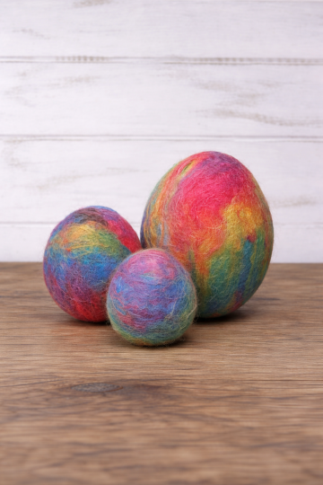 kleurrijk ei van multi color ruimtegeverfde merino lontwol 22/23 micron (Space Dyed)