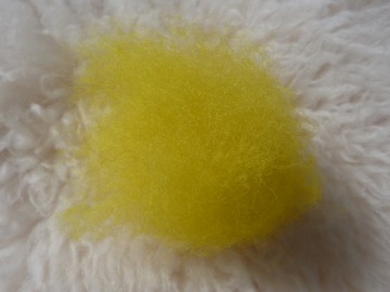 Gekaarde bergschaap in de kleur  Citroen geel