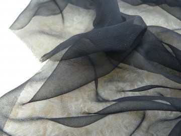 Zwarte chiffon zijde van de rol