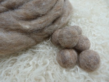 Gekleurde kaardvlies Rabbit/Konijn met viltballetjes