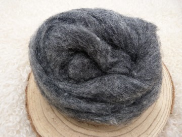 Natuurlijk donker grijze kaardvlies Cheviot in lont