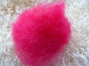 Gekaarde bergschaap in de kleur lipstick