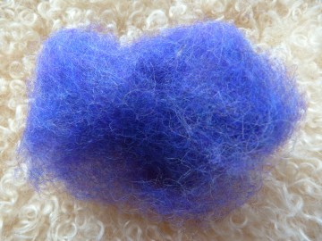 Gekaarde bergschaap in de kleur donker-lila