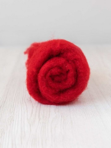 Gekaarde bergschaap in de kleur rood