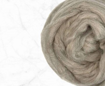 Grijze Polwarth wol voor vilten en spinnen