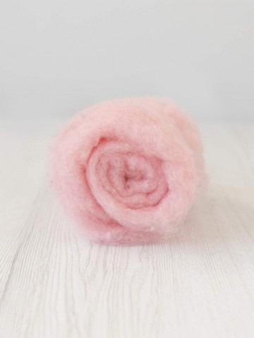 Gekaarde bergschaap in de kleur baby roze
