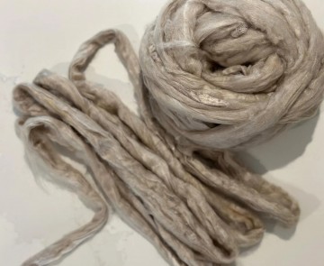 Sari Silk Yeti handgeverfde zijde in lontvorm voor spinnen, naaldvilten en natvilten.