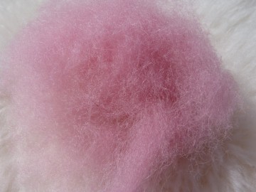 Gekaarde bergschaap in de kleur licht roze