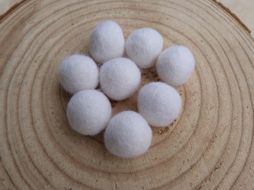 Handgemaakt viltballetje wit