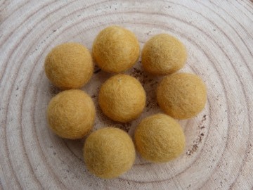 Handgemaakt viltballetje honing kleur
