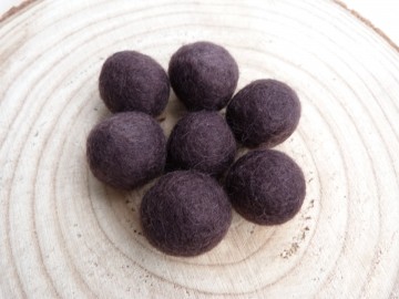 Handgemaakt viltballetje donkerbruin