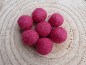 Handgemaakt viltballetje framboos