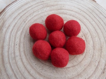 Handgemaakt viltballetje rood