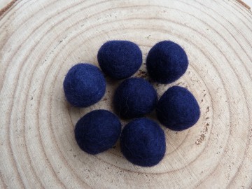 Handgemaakt viltballetje donker blauw