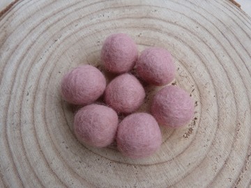 Handgemaakt viltballetje zalm