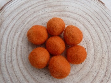 Handgemaakt viltballetje warm oranje