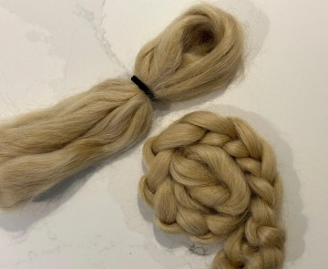 Golvend poppenhaar van Mohair en Devonshire wol sepia shade
